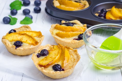 Homemade tartlets with peach and blueberries